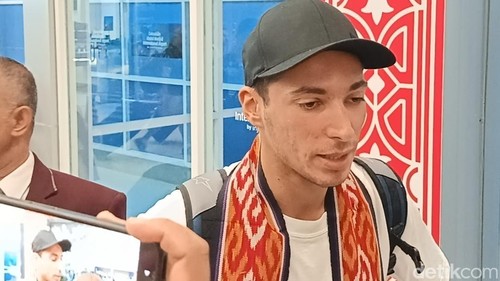 Pebalap Prima Pramac Yamaha, Toprak Razgatlolu, saat tiba di Bandara Internasional Zainuddin Abdul Majid (BIZAM) Lombok, Senin (5/10/2026).