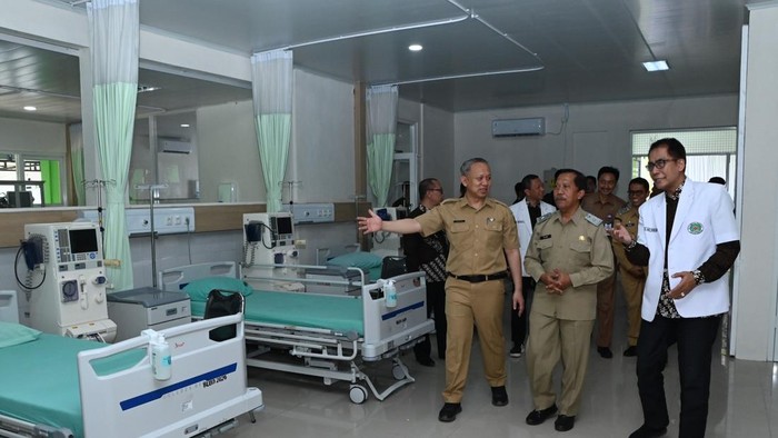 Pj Sekda Trenggalek Stefanus Triadi Atmono saat meninjau unit cuci darah RSUD dr Soedomo