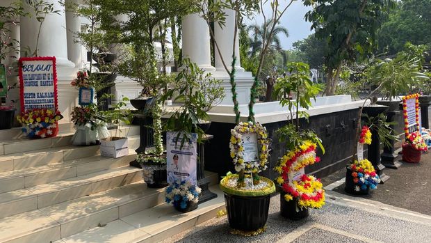 Pemrob Banten mendapatkan bibit pohon saat rayakan HUT ke-26. (Arief/detikcom)