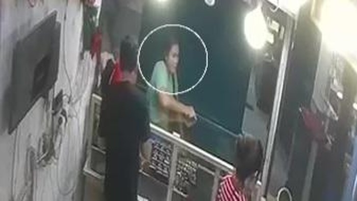 Tangkapan layar wanita mencuri berlian di Medan