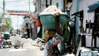 Pemindahan ikan asin yang telah melalui proses pengeringan merupakan bagian dari rutinitas harian warga pesisir sebelum produk siap didistribusikan ke pasar.