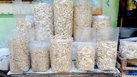 Berbagai produk ikan kering hasil pengolahan warga pesisir tampak dikemas dalam kantong plastik transparan dan siap dipasarkan di kawasan Kampung Nelayan Nambangan, Kenjeran, Surabaya.
