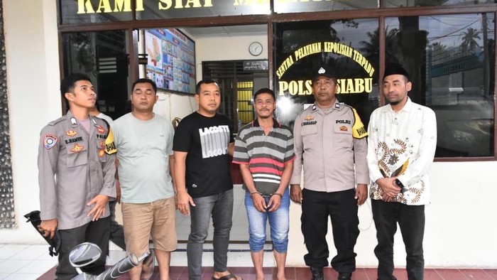 Pelaku penikaman anggota DPRD Madina saat ditangkap petugas kepolisian