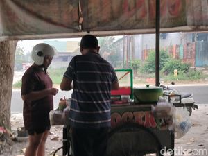 Penjual Pentol Kobar Terdampak Kabut Asap: Omzet Rp 1 Juta Jadi Rp 500 Ribu