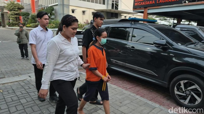 Perempuan yang bunuh kekasihnya, anak lurah Surabaya di Gresik, saat diamankan di Polres Gresik.