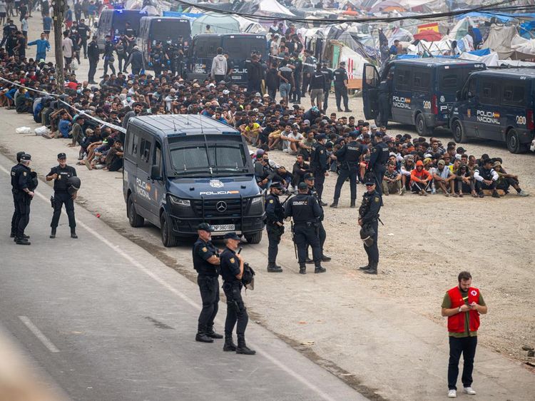 Polisi Bongkar Perkemahan Migran di Ceuta, Jelang Kedatangan Kerajaan