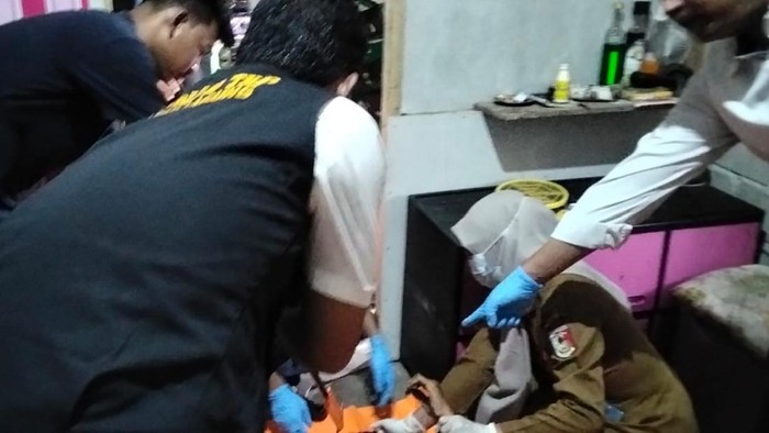 Polisi mendatangi rumah satu keluarga yang ditemukan tewas