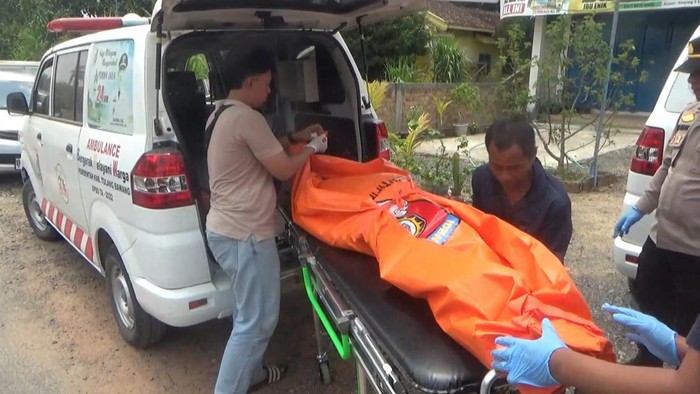 Polisi saat mengevakuasi jasad satu keluarga di Lampung