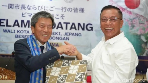 Pose bersama Wali Kota Bima, A Rahman (Aji Man) dengan Wali Kota Ichinoseki Jepang, Sato Yoshihito, di Kota Bima, Senin (5/10/2026).