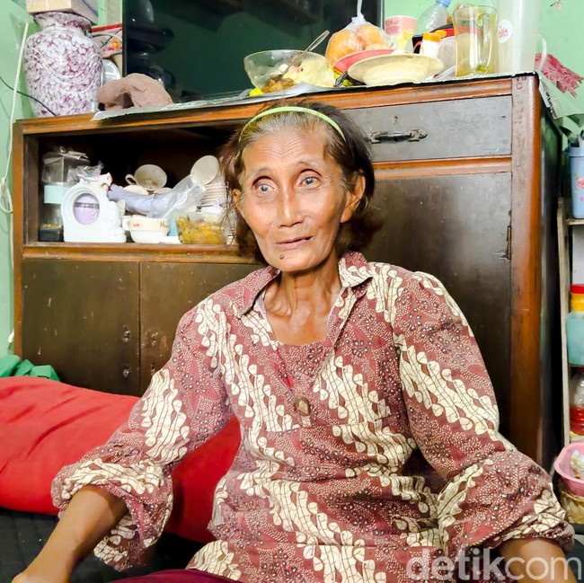 Potret Sulis, Lansia yang Masih Berjuang dari Tumpukan Barang Bekas