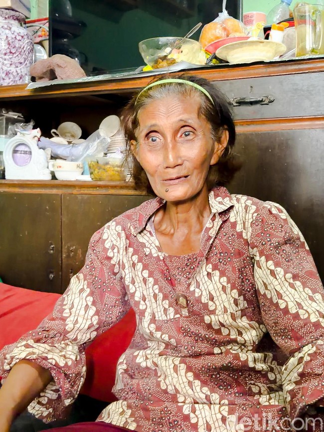 Potret Sulis, Lansia yang Masih Berjuang dari Tumpukan Barang Bekas