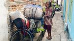 Potret Sulis, Lansia yang Masih Berjuang dari Tumpukan Barang Bekas