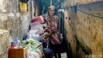 Potret Sulis, Lansia yang Masih Berjuang dari Tumpukan Barang Bekas