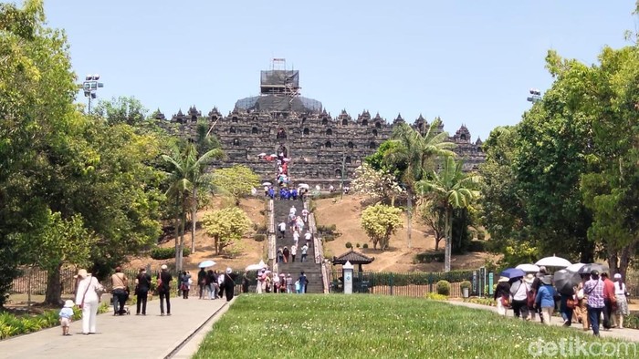 Potret pemugaran stupa di puncak Candi Borobudur, Senin (5/10/2026).
