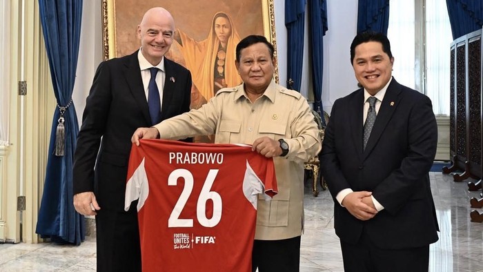 Presiden Prabowo Subianto mendapatkan jersey Timnas Sepakbola Indonesia dari Presiden FIFA Gianni Infantino. Jersey tersebut bertuliskan nama Prabowo dengan nomor 26.