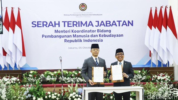 Pratikno menyerahkan jabatan kepada Menko PMK yang baru, Sugiono, dalam acara serah terima jabatan  di Jakarta, Senin (5/10/2026). Prosesi sertijab tersebut menandai pergantian kepemimpinan di Kementerian Koordinator Bidang Pembangunan Manusia dan Ke