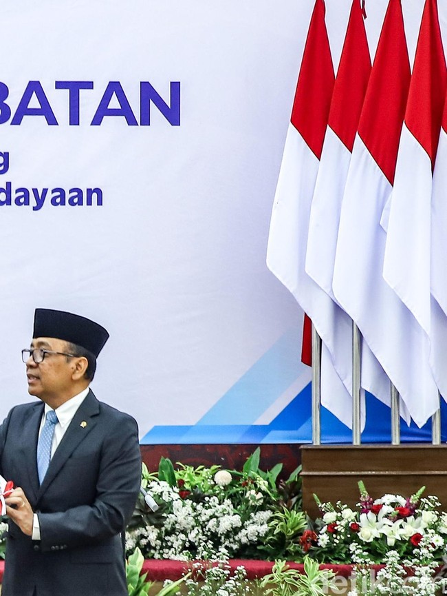 Pratikno Serahkan Jabatan Menko PMK kepada Sugiono