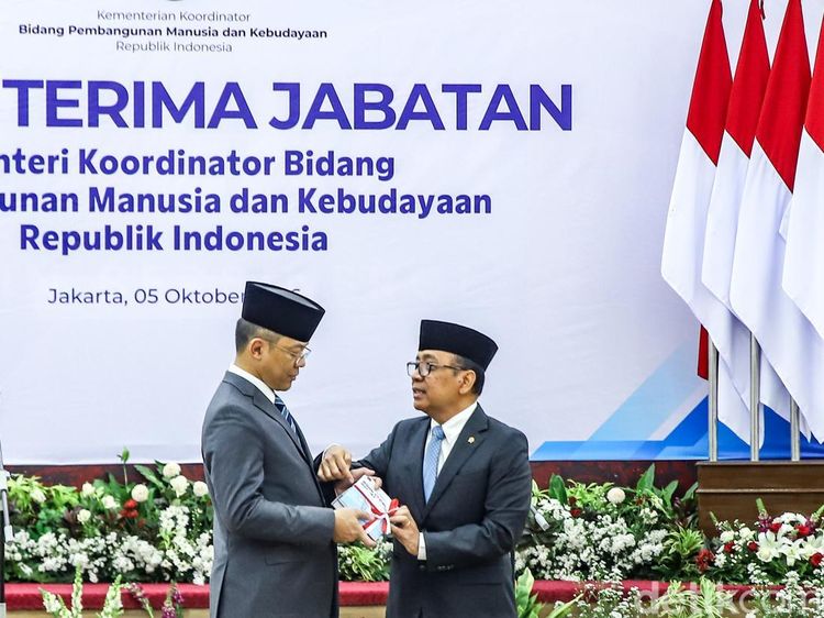 Pratikno Serahkan Jabatan Menko PMK kepada Sugiono