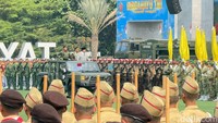 Didampingi Panglima, Prabowo Inspeksi Pasukan di Upacara HUT ke-81 TNI