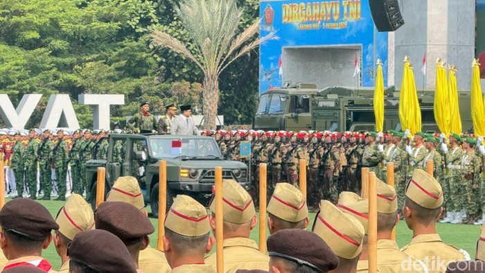 Presiden Prabowo inspeksi pasukan saat upacara HUT ke-81 TNI (Eva Safitri/detikcom)