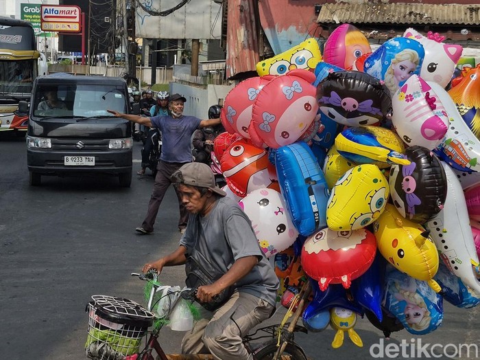 Proyek Pipanisasi Bikin Lalin Cipulir-Ciledug Jaksel Tersendat Kemacetan terjadi di Jalan Ciledug Raya, Jakarta Selatan, Senin (5/10/2026). Kepadatan dipicu proyek galian pipa air bersih yang membuat ruas jalan menyempit.