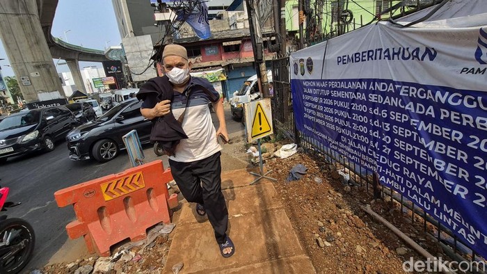 Kemacetan terjadi di Jalan Ciledug Raya, Jakarta Selatan, Senin (5/10/2026). Kepadatan dipicu proyek galian pipa air bersih yang membuat ruas jalan menyempit.