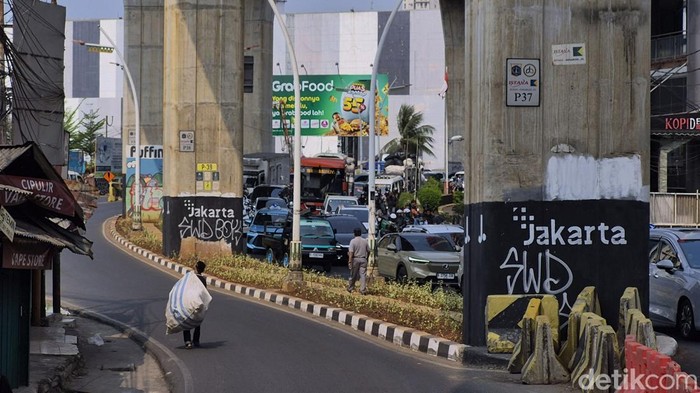 Proyek Pipanisasi Bikin Lalin Cipulir-Ciledug Jaksel Tersendat Kemacetan terjadi di Jalan Ciledug Raya, Jakarta Selatan, Senin (5/10/2026). Kepadatan dipicu proyek galian pipa air bersih yang membuat ruas jalan menyempit.
