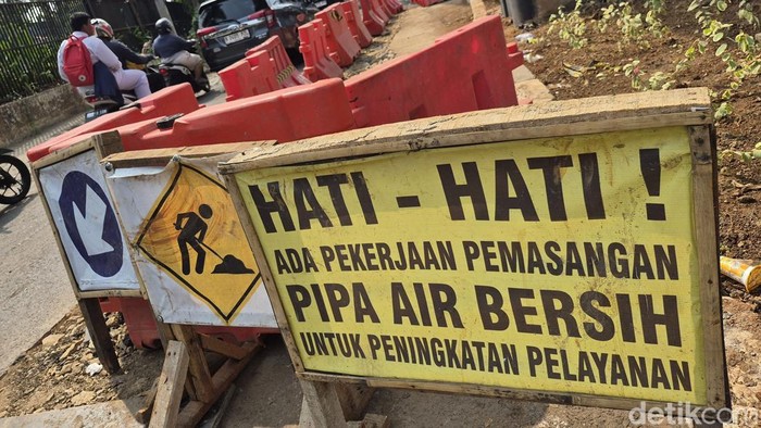 Kemacetan terjadi di Jalan Ciledug Raya, Jakarta Selatan, Senin (5/10/2026). Kepadatan dipicu proyek galian pipa air bersih yang membuat ruas jalan menyempit.