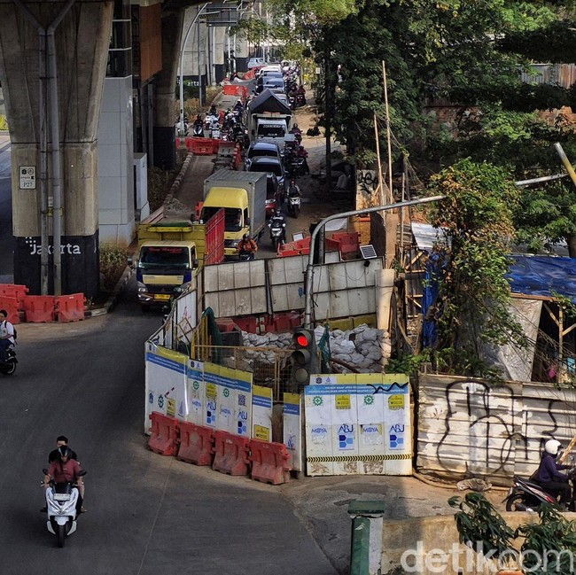 Proyek Pipa Air Bersih Bikin Lalin Cipulir-Ciledug Tersendat