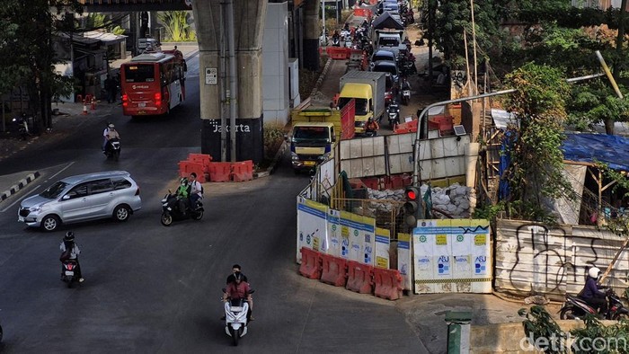Proyek Pipanisasi Bikin Lalin Cipulir-Ciledug Jaksel Tersendat Kemacetan terjadi di Jalan Ciledug Raya, Jakarta Selatan, Senin (5/10/2026). Kepadatan dipicu proyek galian pipa air bersih yang membuat ruas jalan menyempit.
