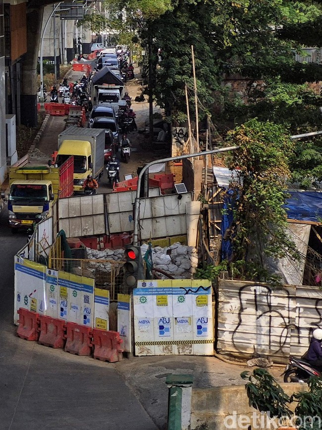 Proyek Pipa Air Bersih Bikin Lalin Cipulir-Ciledug Tersendat