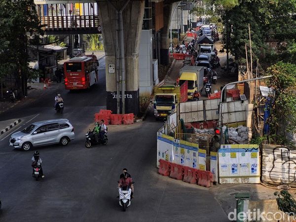 Proyek Pipa Air Bersih Bikin Lalin Cipulir-Ciledug Tersendat