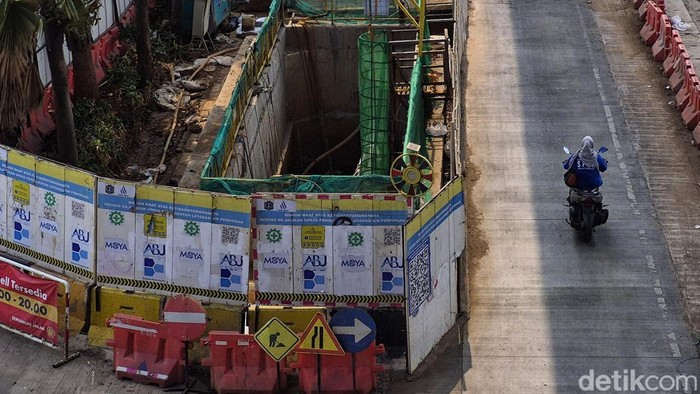 Kemacetan terjadi di Jalan Ciledug Raya, Jakarta Selatan, Senin (5/10/2026). Kepadatan dipicu proyek galian pipa air bersih yang membuat ruas jalan menyempit.