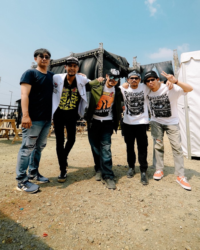 Unit punk PUNKESMAS rilis single ANAKKU, menggabungkan pesan emosional para ayah untuk generasi muda dengan musik punk rock yang energik. Dengar sekarang!