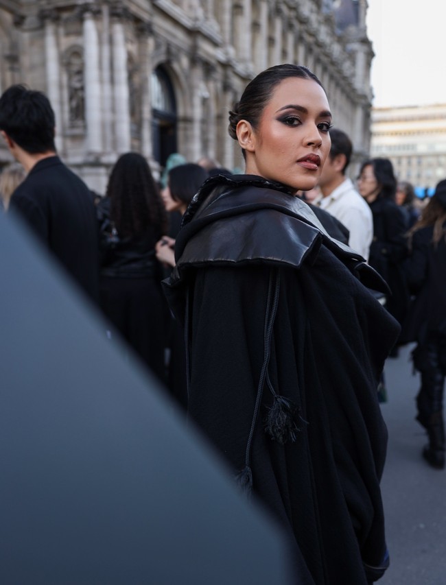 Untuk acara tersebut, pelantun ‘Mantan Terindah’ ini terlihat lebih edgy dengan pilihan makeup dan busananya. Foto: Instagram @raisa6690