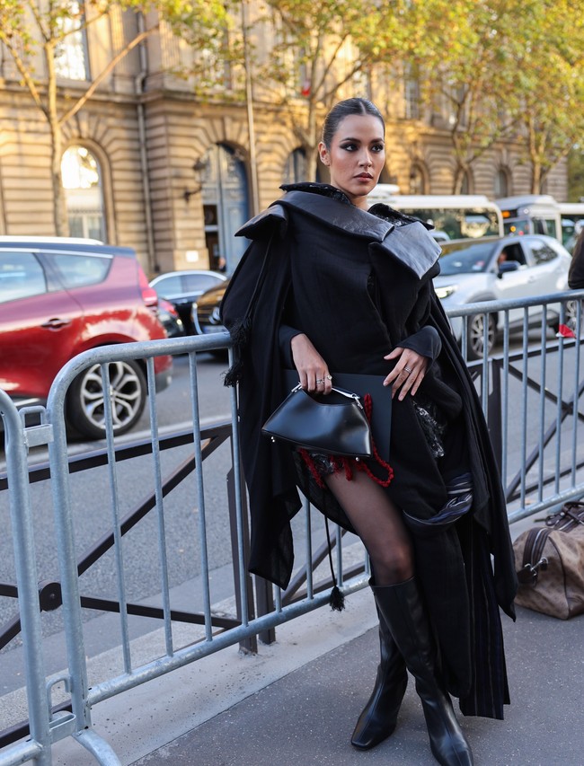 Dalam kesempatan itu, Raisa juga diundang untuk brand Yohji Yamamoto. Kali ini, gayanya bikin pangling. Foto: Instagram @raisa6690