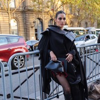 Dalam kesempatan itu, Raisa juga diundang untuk brand Yohji Yamamoto. Kali ini, gayanya bikin pangling. Foto: Instagram @raisa6690