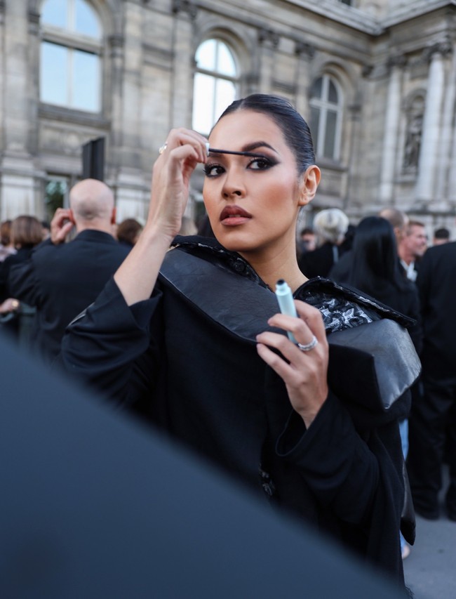 Raisa terlihat pangling dengan rriasan wajah yang bold. Ia menerapkan smokey eyes dengan kontur wajah tegas dan pulasan bibir pucat. Foto: Instagram @raisa6690