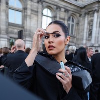 Raisa terlihat pangling dengan rriasan wajah yang bold. Ia menerapkan smokey eyes dengan kontur wajah tegas dan pulasan bibir pucat. Foto: Instagram @raisa6690