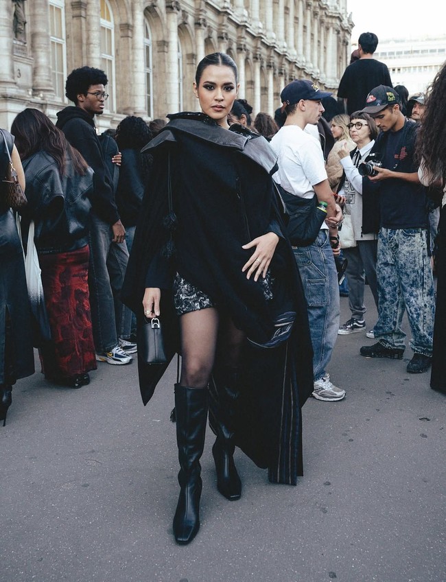 Sedangkan untuk busana wanita 36 tahun tersebut memakai outerwear hitam dengan aksen tumpuk dan potongan asimetris. Foto: Instagram @raisa6690