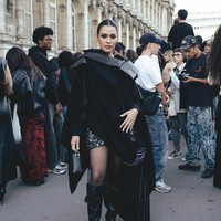 Sedangkan untuk busana wanita 36 tahun tersebut memakai outerwear hitam dengan aksen tumpuk dan potongan asimetris. Foto: Instagram @raisa6690