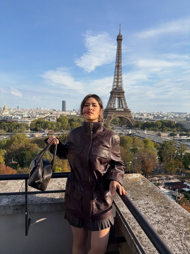 Penyanyi tersebut terlihat stylish megnenakan setelan earth tone. Ia memadukan sweater bernuansa burgundy dengan rok lipit cokelat yang juga dibalut jaket kulit berpotongan tinggi. Foto: Instagram @raisa6690