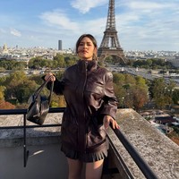 Penyanyi tersebut terlihat stylish megnenakan setelan earth tone. Ia memadukan sweater bernuansa burgundy dengan rok lipit cokelat yang juga dibalut jaket kulit berpotongan tinggi. Foto: Instagram @raisa6690