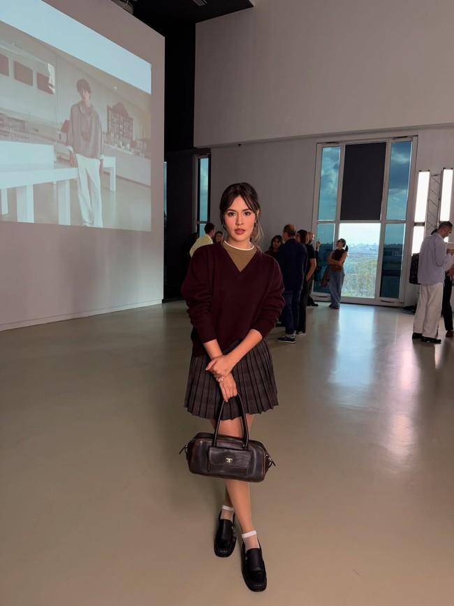 Raisa berada di Prancis untuk menghadiri beberapa acara dalam rangkaian Paris Fashion Week. Brand pertamanya yang disambanginya adalah Sandro. Foto: Instagram @raisa6690