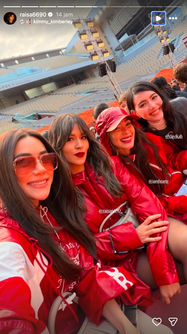 Dalam kesempatan itu, Raisa berfoto dengan sesama selebriti Asia Tenggara yagn duduk di front row, termasuk aktris Thailand, Davikah dan Kimmy Kimberly serta aktris Filipina, Heart Evangelista. Foto: Instagram @raisa6690