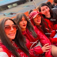Dalam kesempatan itu, Raisa berfoto dengan sesama selebriti Asia Tenggara yagn duduk di front row, termasuk aktris Thailand, Davikah dan Kimmy Kimberly serta aktris Filipina, Heart Evangelista. Foto: Instagram @raisa6690