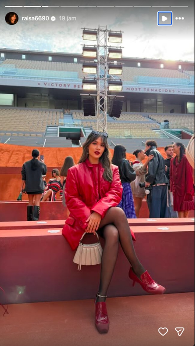 Yang terbaru, Raisa diundang untuk fashion show Lacoste. Masih mengusung gaya yang bold kali ini dengan warna merah menyala. Foto: Instagram @raisa6690