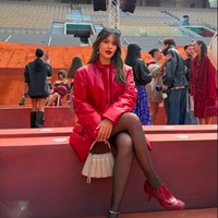 Yang terbaru, Raisa diundang untuk fashion show Lacoste. Masih mengusung gaya yang bold kali ini dengan warna merah menyala. Foto: Instagram @raisa6690