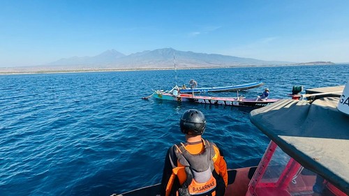 Peroses evakuasi jenazah remaja yang terseret dan ditemukan meninggal dunia di Labuhan Haji, Lombok Timur, NTB, Senin (5/10/2026).