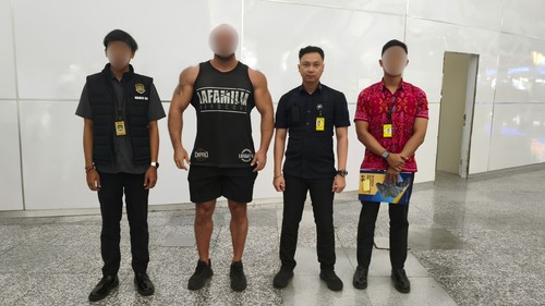 Salah satu WNA yang dideportasi Imigrasi Ngurah Rai. (Dok. Imigrasi Ngurah Rai)